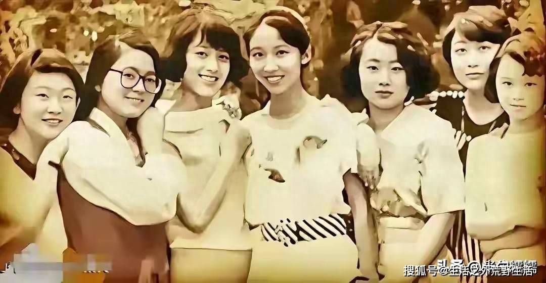 bob官网-九十年代南大合影火了，一眼认出华春莹，学霸气质藏不住